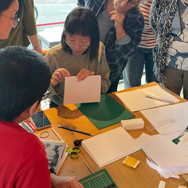 Workshop relief printen en pamflet binden